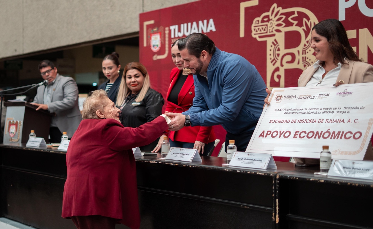 En Palacio Municipal se llevó a cabo la entrega simbólica de cheques a representantes de ocho asociaciones.