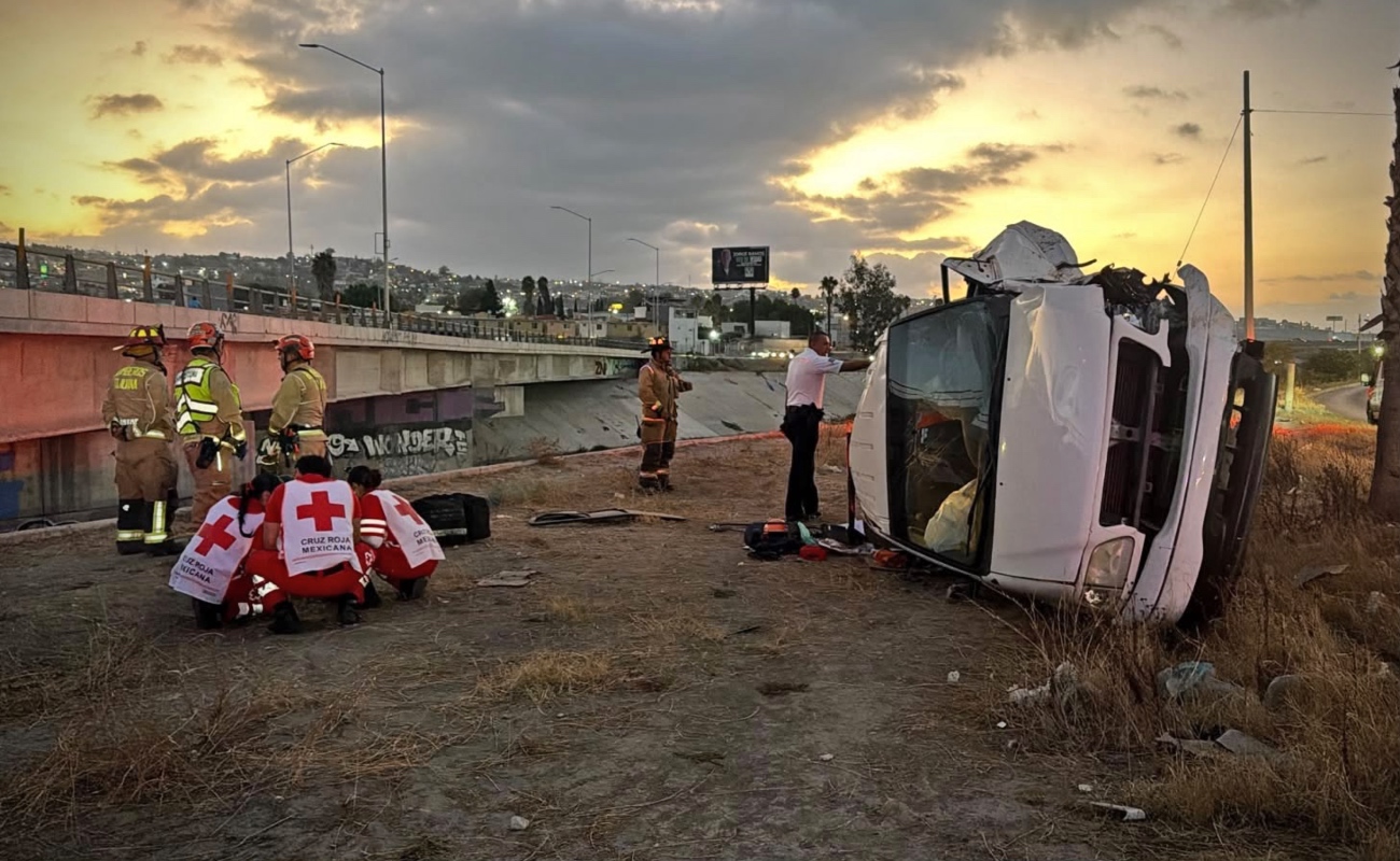 Vuelca camioneta en la Vía Rápida Oriente