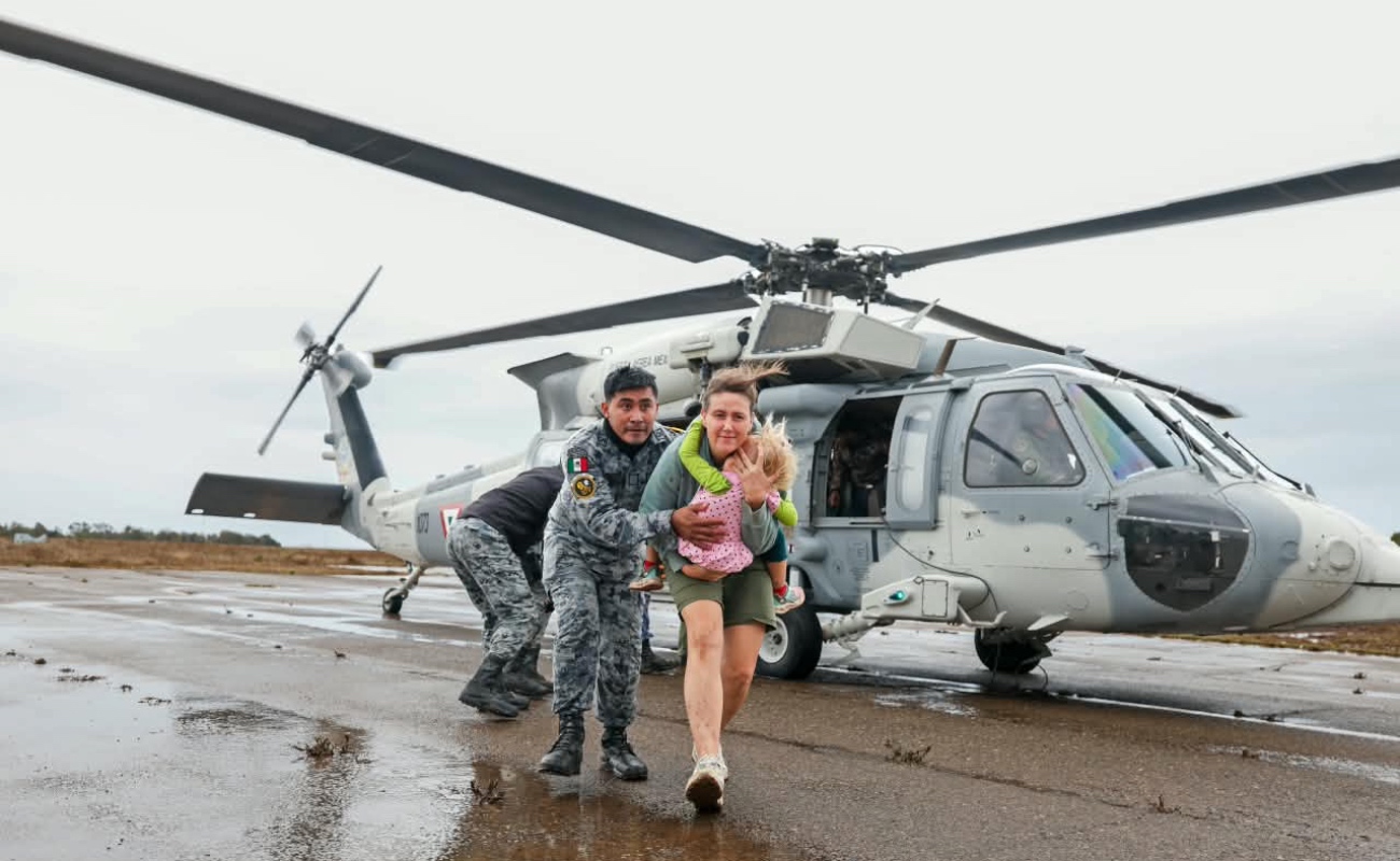 Rescatan a familias atrapadas por las lluvias en Rancho Génesis con apoyo de la Defensa y Gobierno de Marina Del Pilar