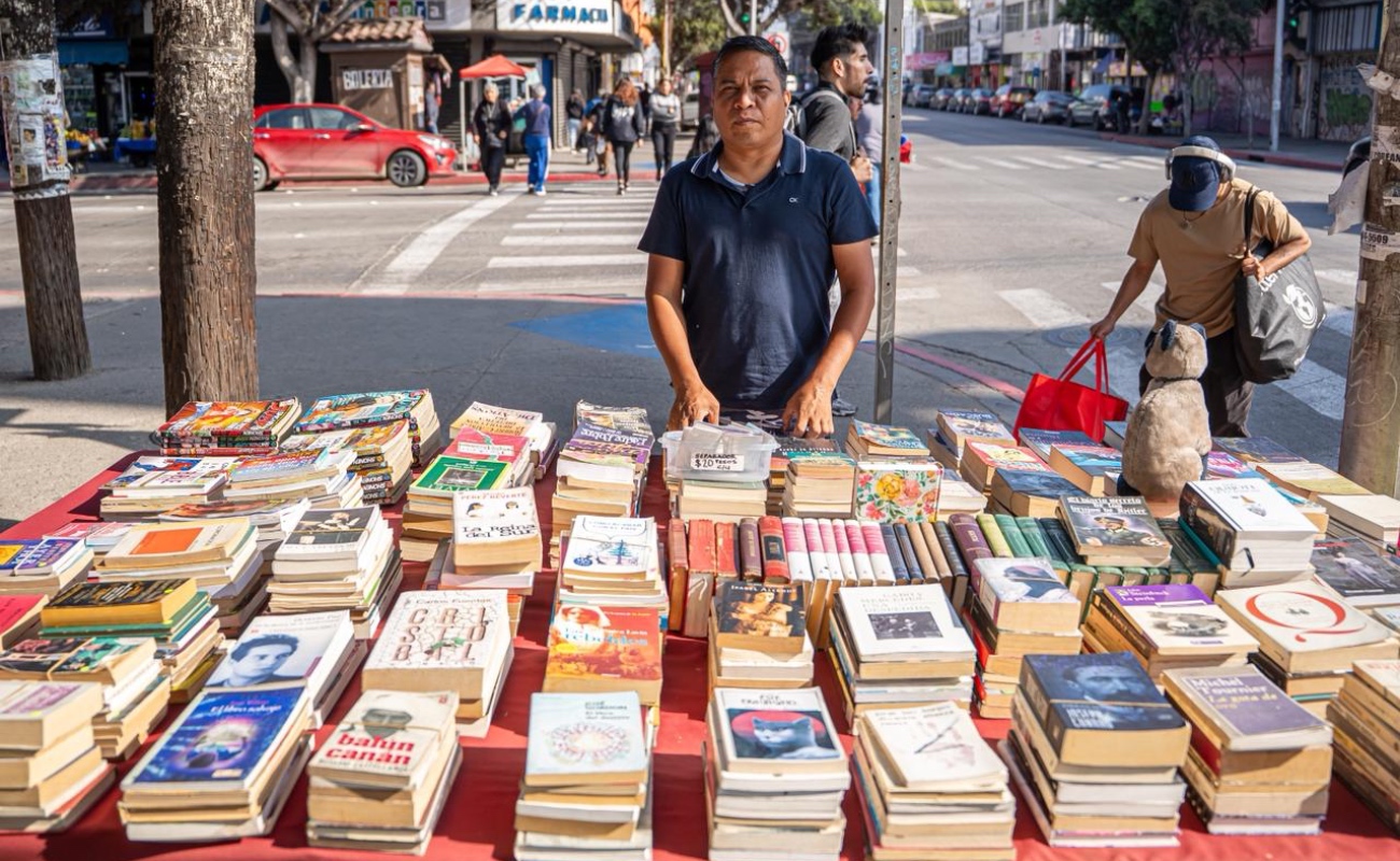 Isaías Velázquez ha convertido su gusto por los libros en un pequeño negocio.
