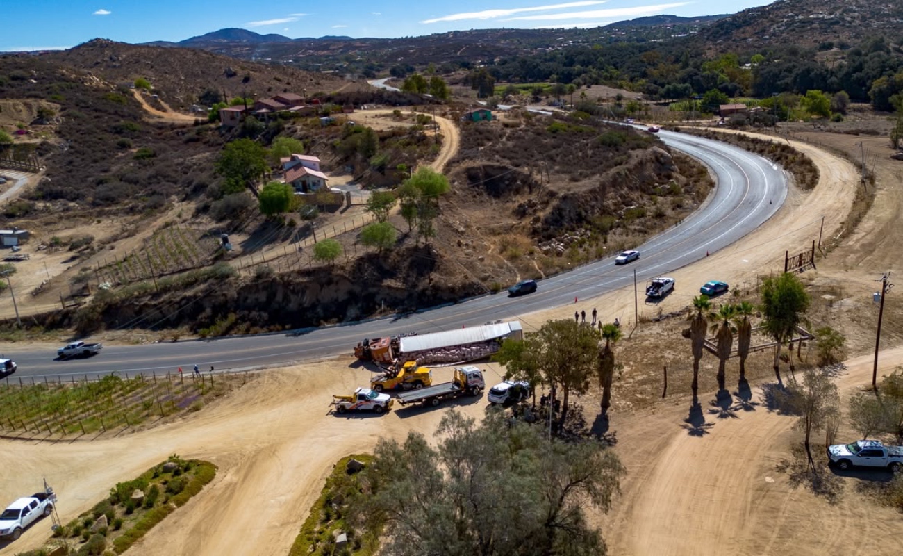 Vuelca tráiler con cebollas en Tecate