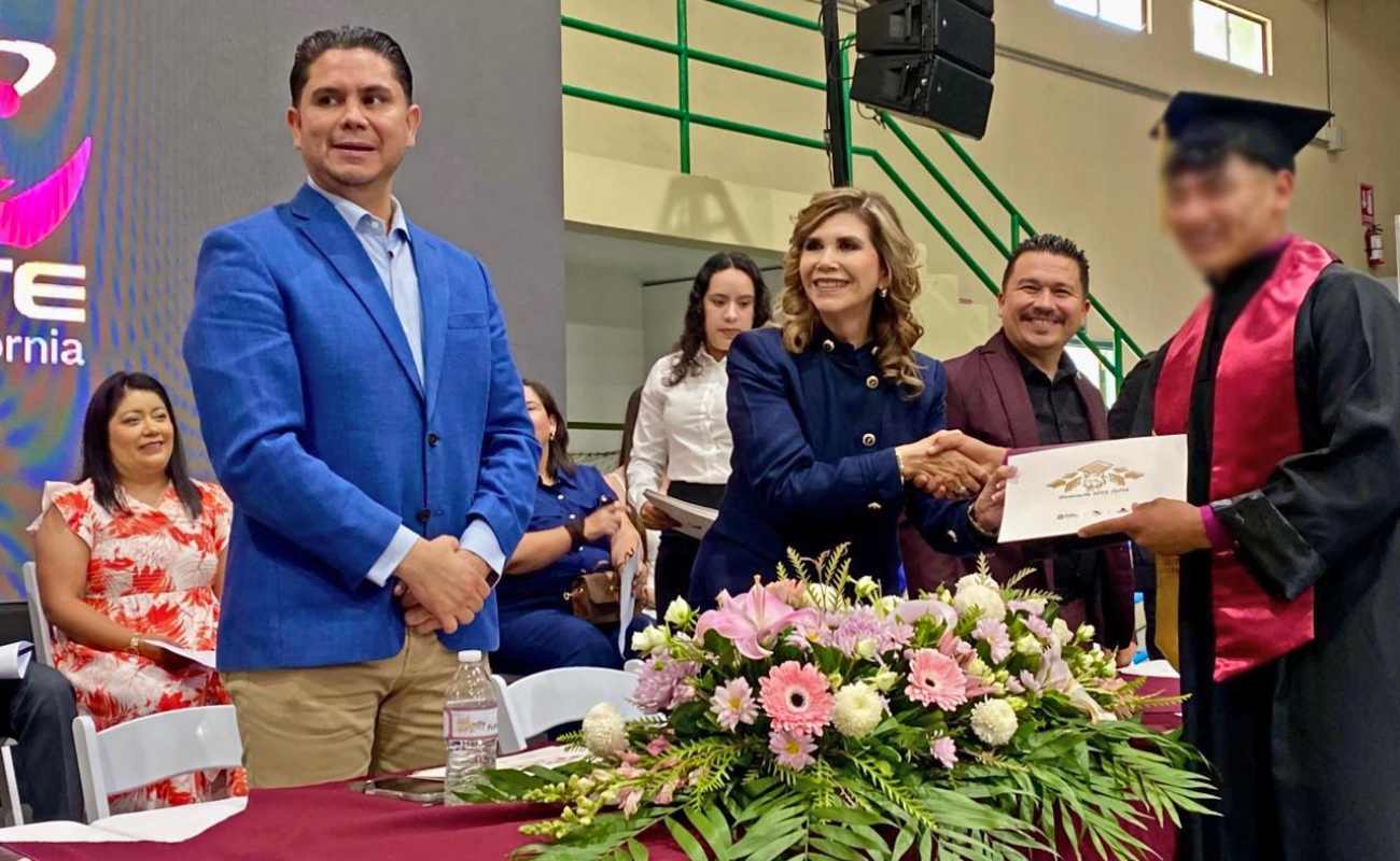 Egresan de preparatoria dos jóvenes de Villa Albatros en Ensenada