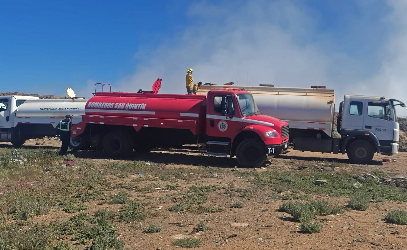 Bomberos de San Quintín continúan combatiendo un incendio en el basurero de la colonia Lázaro Cárdenas, con apoyo de empresas y entidades gubernamentales.