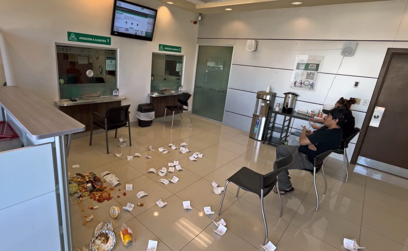 Vecinos de Playas de Tijuana dejan comida descompuesta en la la CFE tras varios días sin luz