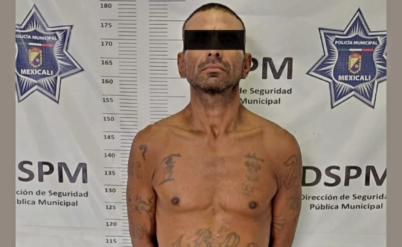 Agentes municipales aseguran a persona por robo de pedacería de fierro del interior de vagón de tren