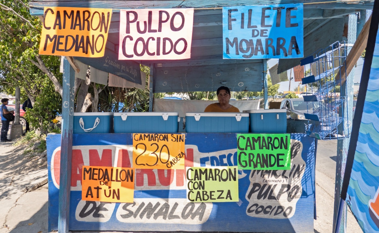 Dos puestos de mariscos en Villa Fontana, Sinaloa, esperan un repunte en ventas durante Semana Santa.