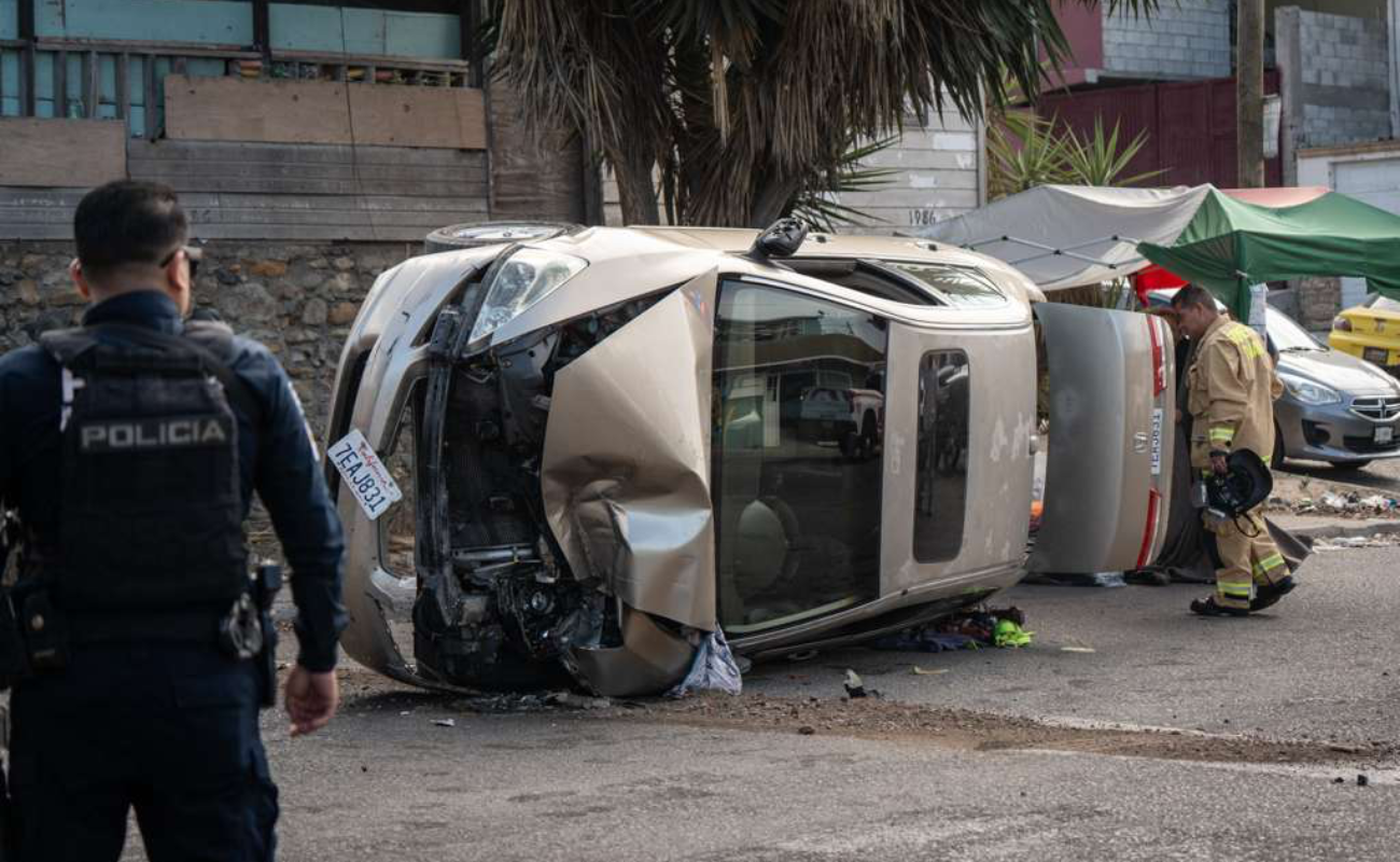 Vecinos vuelcan automóvil para rescatar a adulto mayor atropellado en la colonia Ruiz Cortines