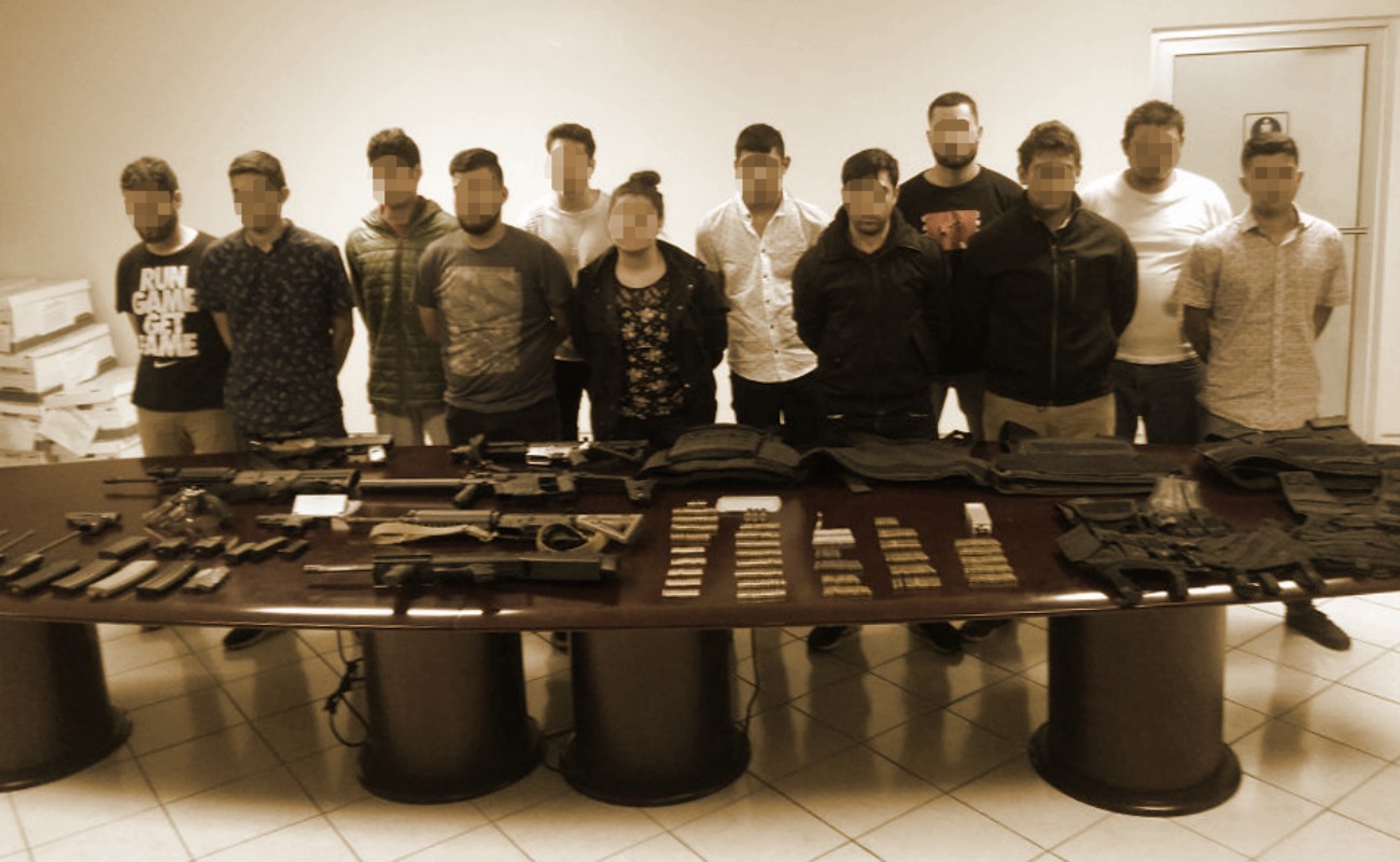 Armas largas, equipo táctico, cartuchos útiles, forman parte del arsenal asegurado.
