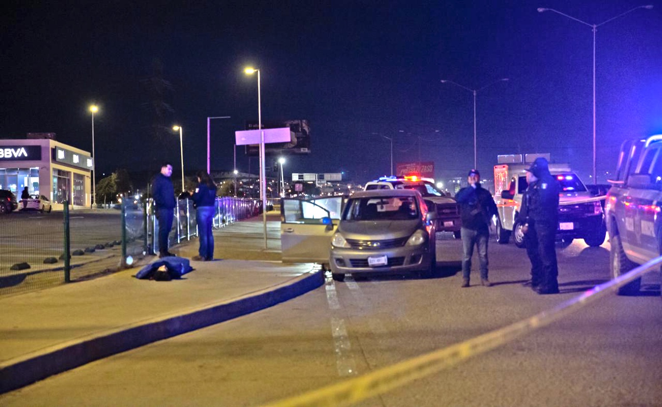 Los agresores huyeron en un vehículo compacto.