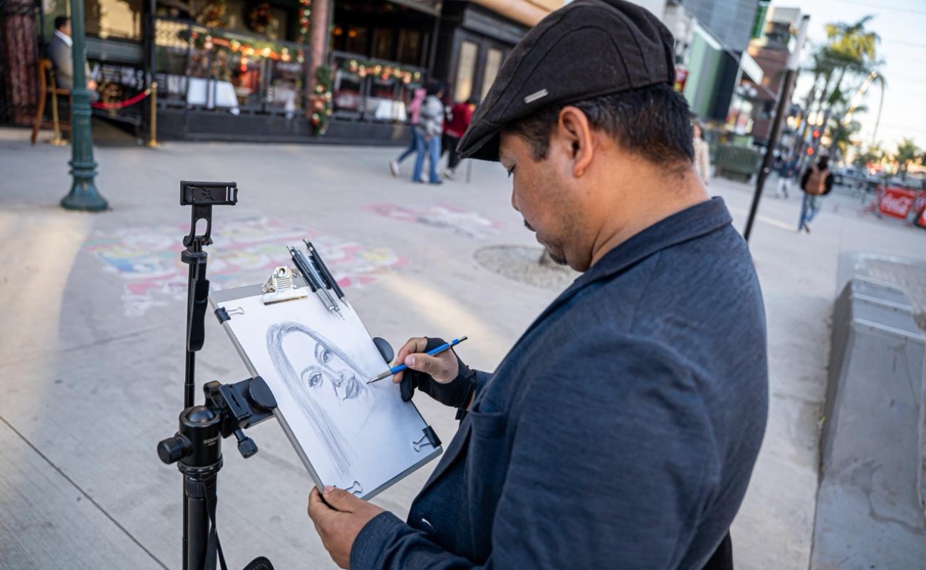 Freddy Ramírez, el artista que retrata en la avenida Revolución