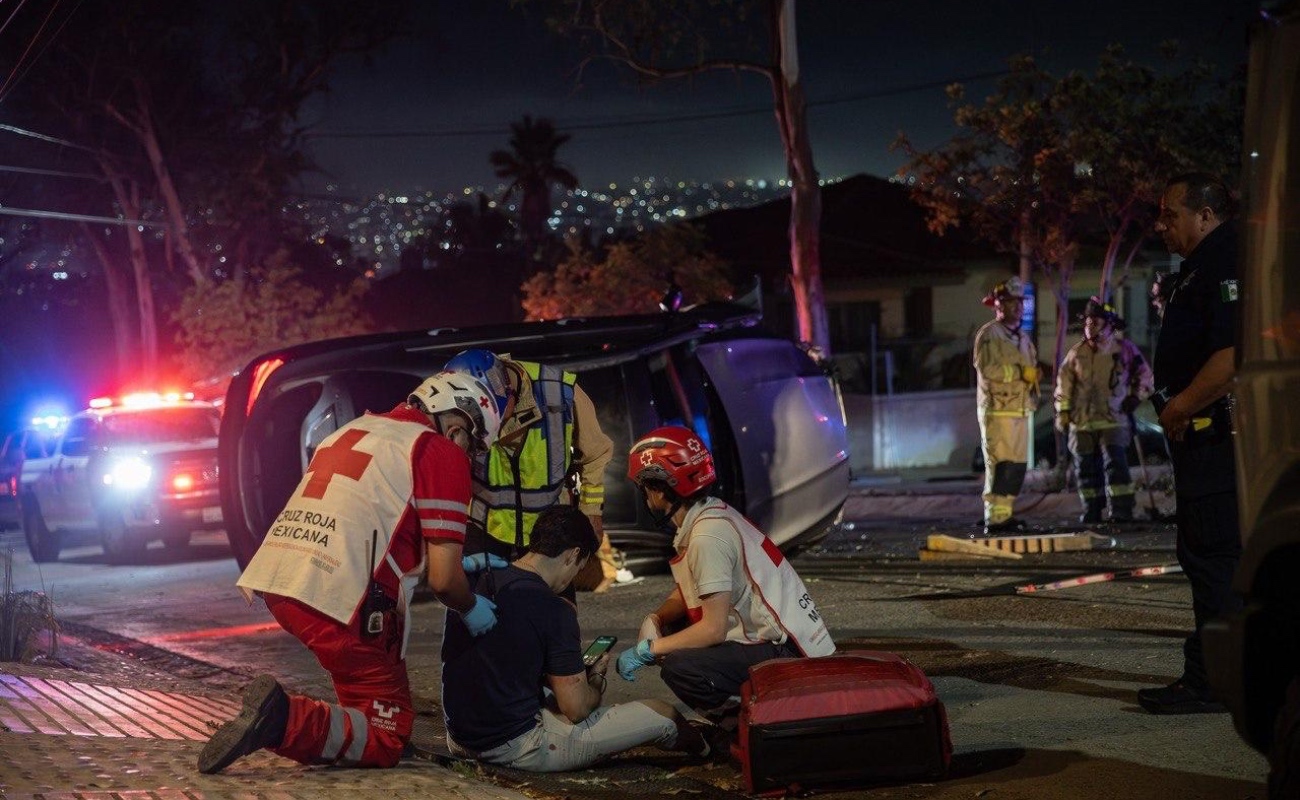 Vuelca vehículo en Jardines de Chapultepec; bomberos rescatan a conductor atrapado