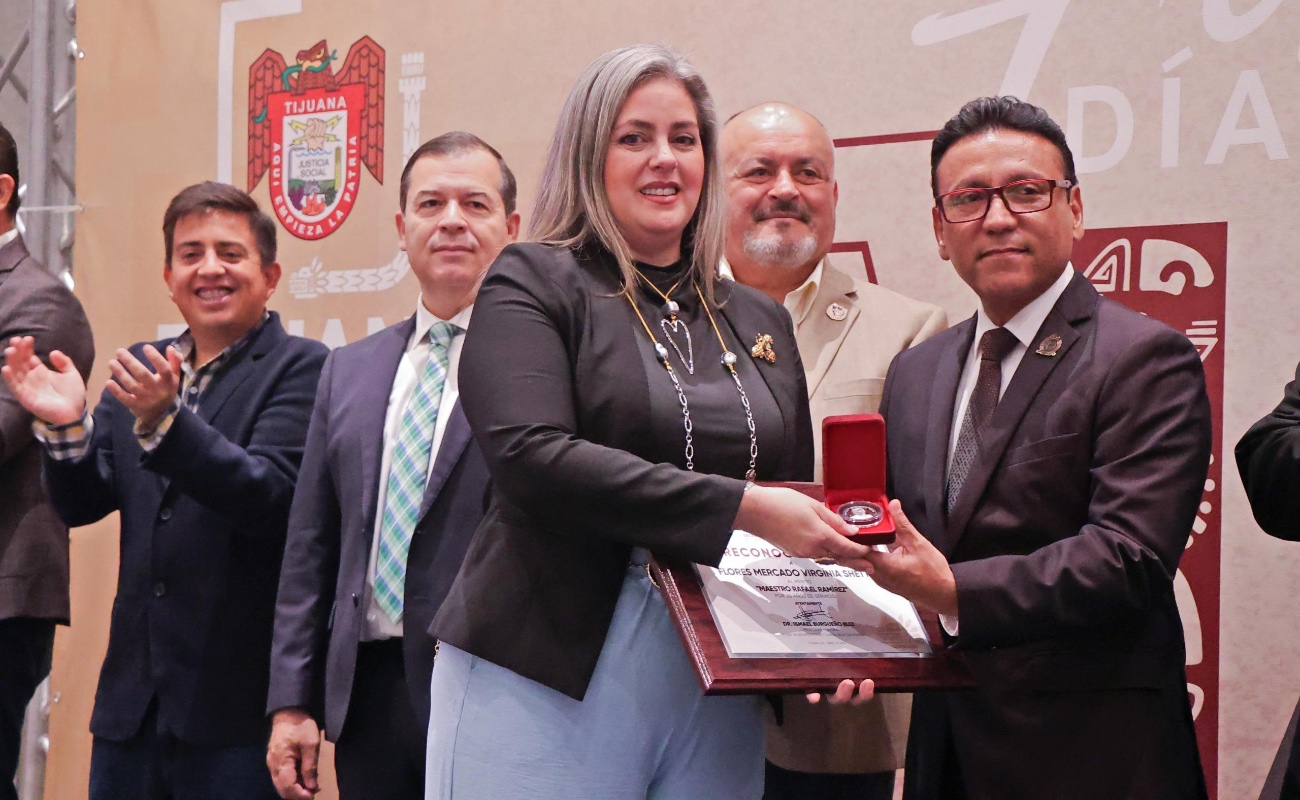 Se entregaron reconocimientos a maestros por su servicio y trayectoria, reafirmando el compromiso del Ayuntamiento con el sector educativo.