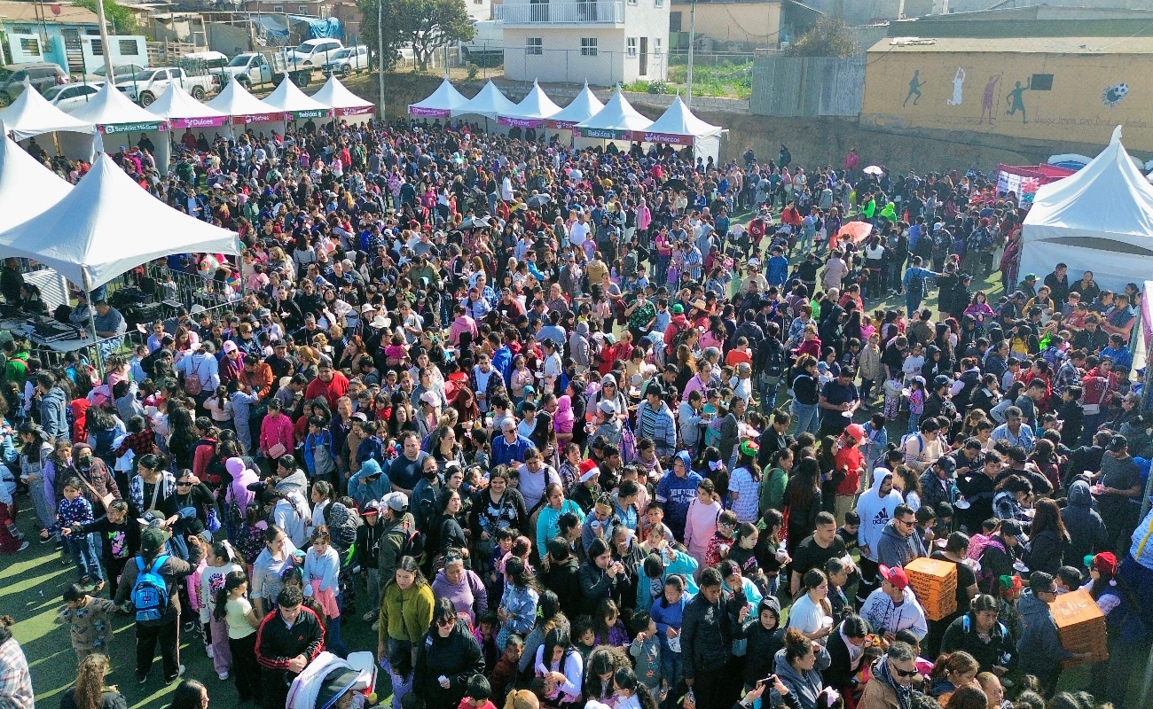 Celebra Claudia Agatón la magna posada navideña ante 4 mil 500 ensenadenses