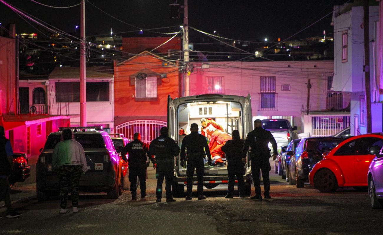 La víctima se encontraba en tirado sobre la vialidad y presentaba una herida por arma de fuego en el abdomen.