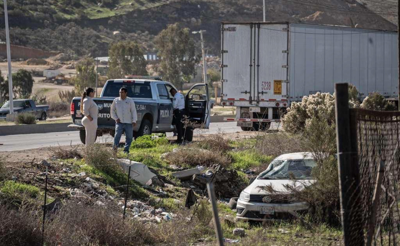 Accidente entre vehículo compacto y tráiler en bulevar 2000