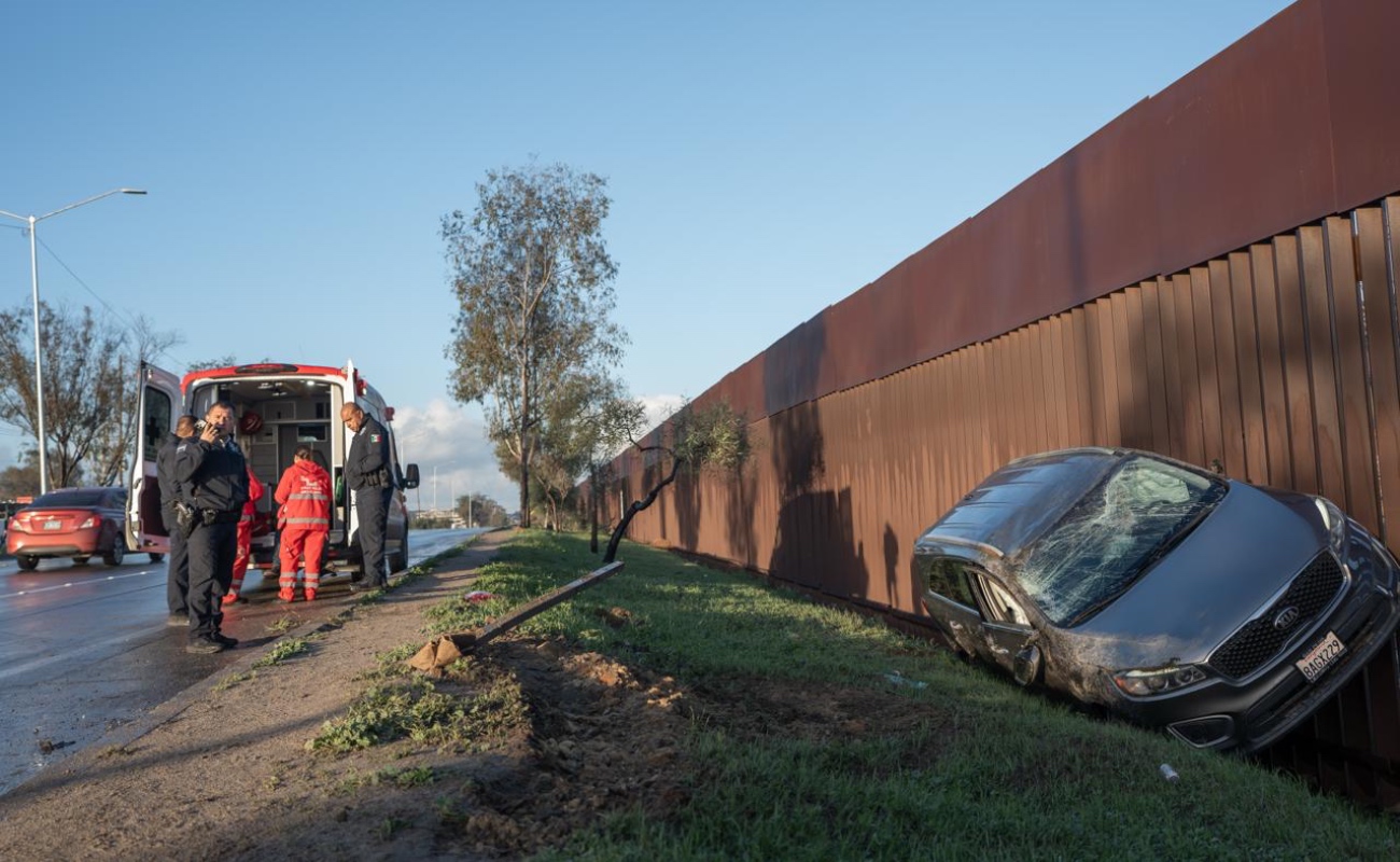 Conductor vuelca en carretera Aeropuerto; resulta ileso