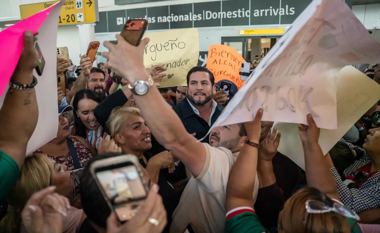 Reciben a Burgueño en el Aeropuerto Internacional de Tijuana tras registrarse para la coordinación estatal de la Cuarta Transformación