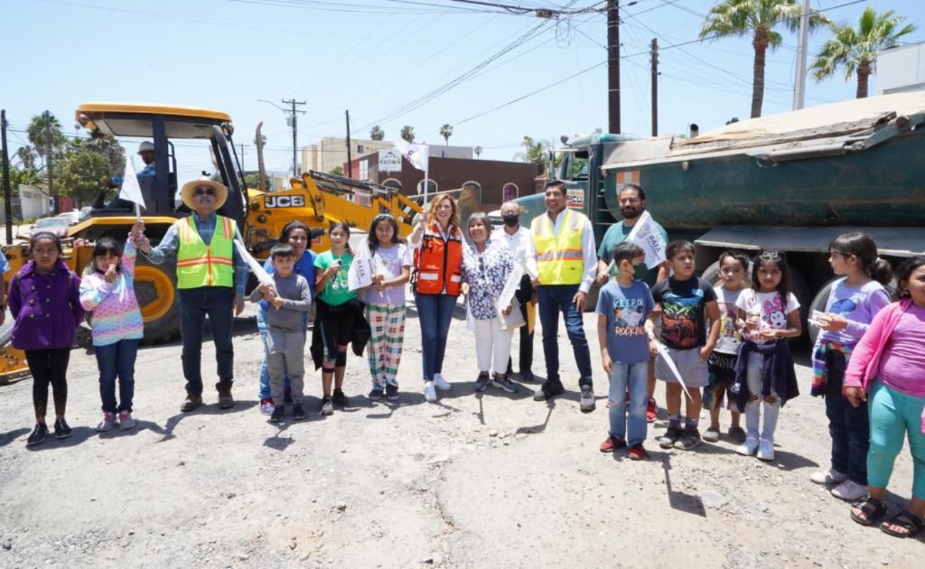 Acompañando a Marina del Pilar Avila Olmeda, el presidente municipal Armando Ayala Robles, agradeció que se inviertan recursos del estado en Ensenada.