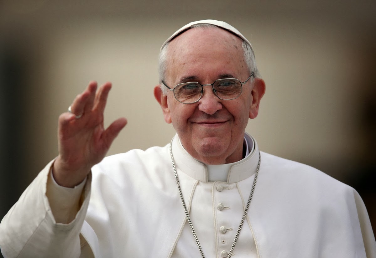 La decisión de la Iglesia en el Concilio Vaticano II de usar idiomas que la gente comprende para permitir a los fieles seguir de mejor manera la misa.
