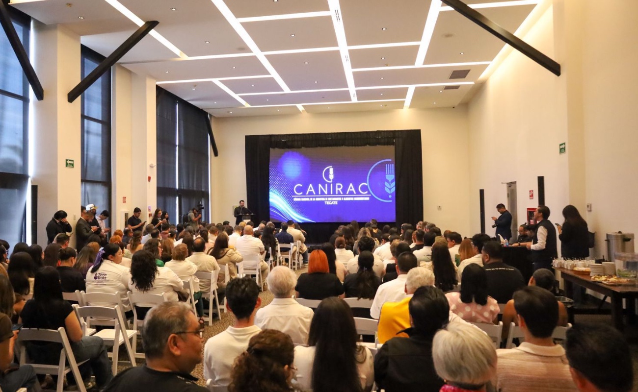 Participa alcalde Román Cota en toma de protesta de Canirac Tecate 2026-2027