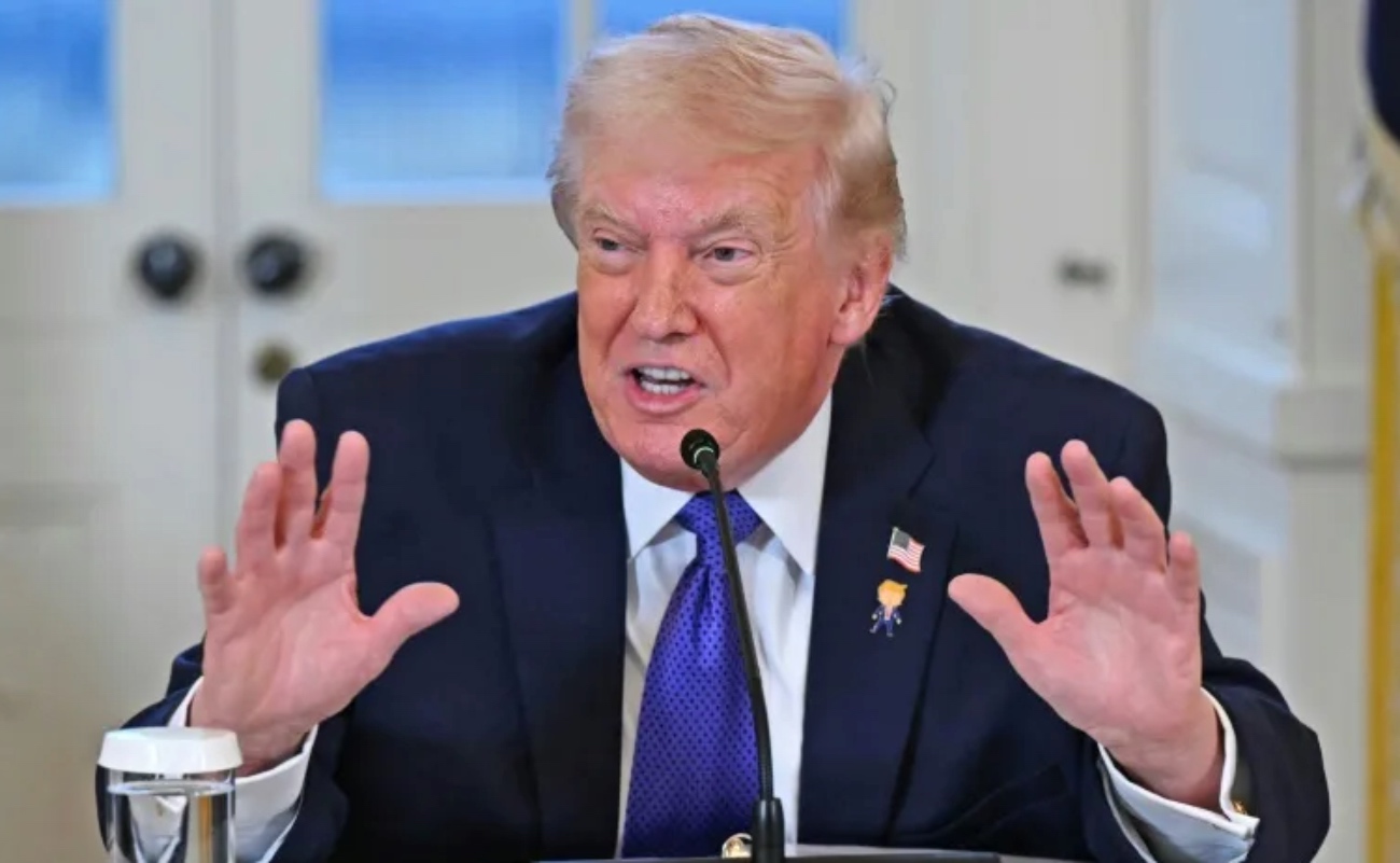 El presidente Donald Trump habla ante medios en la Casa Blanca sobre la postura de EE. UU. respecto a Groenlandia, generando reacciones diplomáticas en Europa.