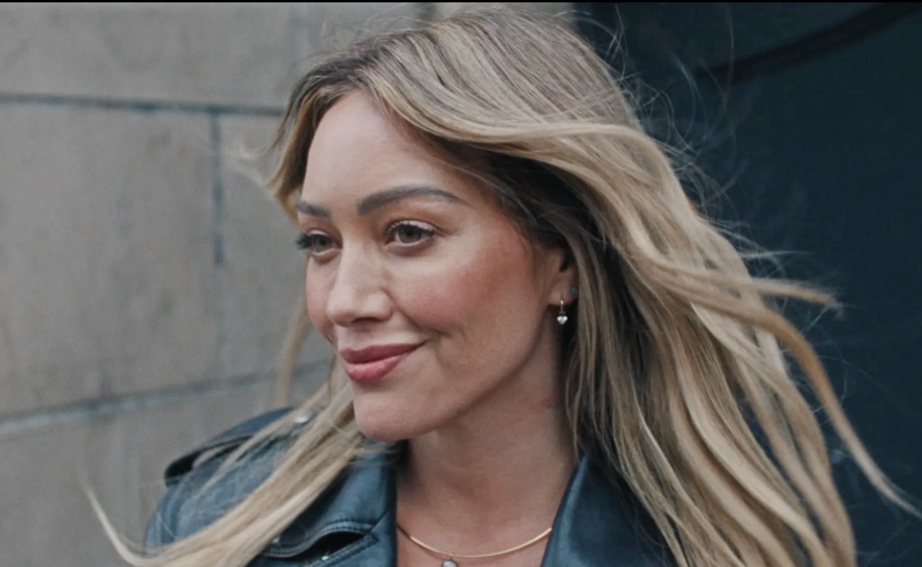 Hilary Duff durante la sesión promocional de su nuevo sencillo “Mature”, con el que inicia su regreso musical en 2026.