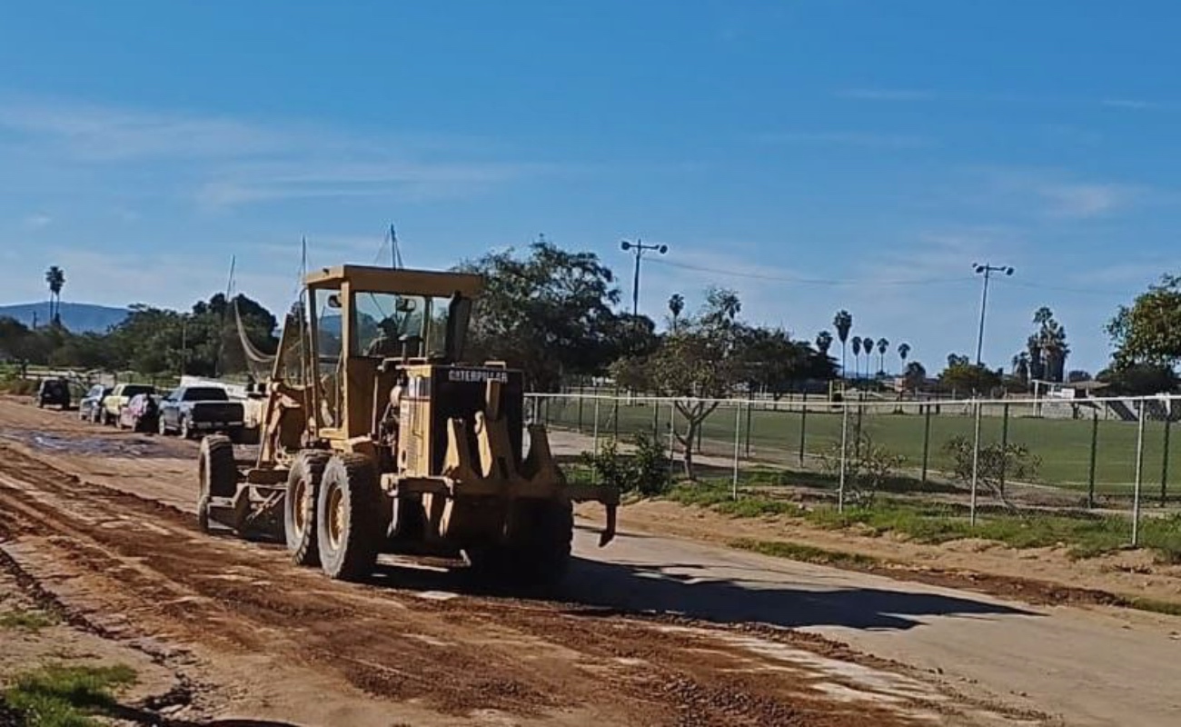 El Gobierno de Ensenada, liderado por Claudia Agatón Muñiz, intensificó la rehabilitación de vialidades en Maneadero, mejorando 12,500 metros lineales de calles de terracería.