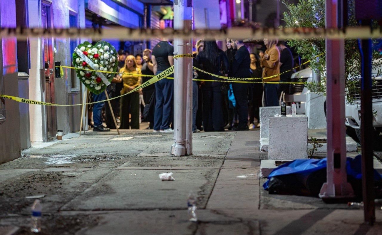 En el exterior de la Funeraria quedaron al menos seis casquillos percutidos, y la víctima quedó sin vida sobre la vía pública.