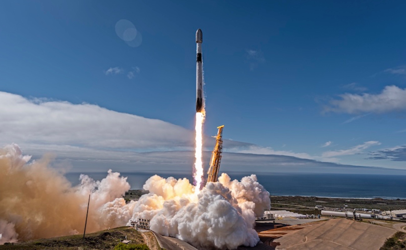 La etapa superior de un cohete Falcon 9 de SpaceX impactará la Luna el 5 de agosto, un evento que científicos aprovecharán para estudiar la formación de cráteres y el comportamiento del suelo lunar.