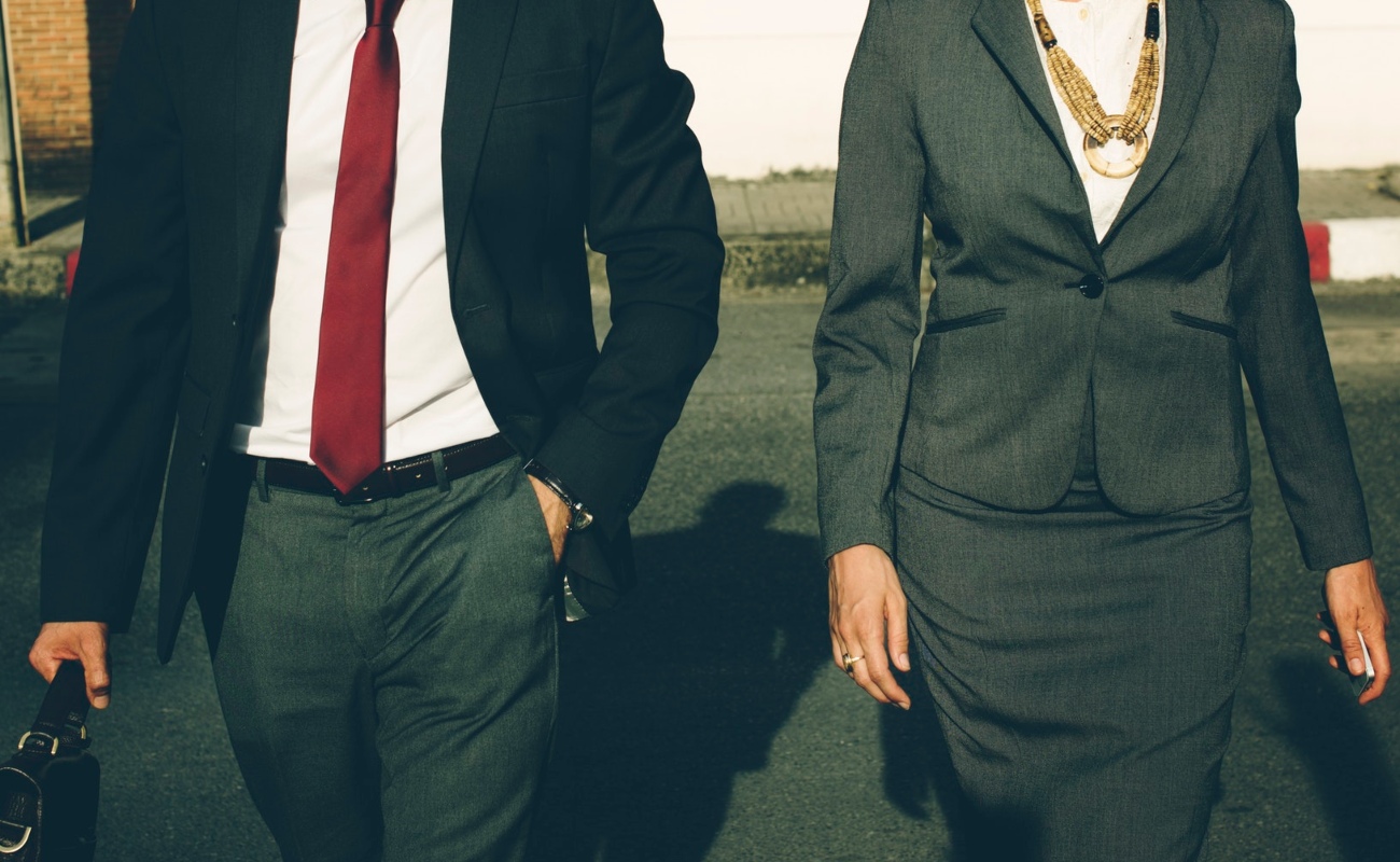 Aún existe una amplia distancia salarial entre hombres y mujeres en México.