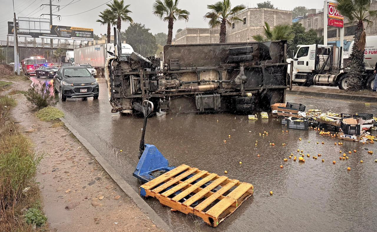 Vuelva camión que transportaba fruta sobre el bulevar Rosas Magallón