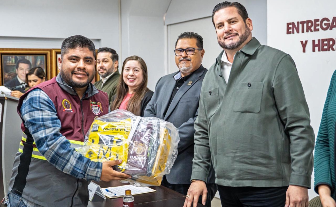 Entrega Ismael Burgueño uniformes y equipo a personal operativo