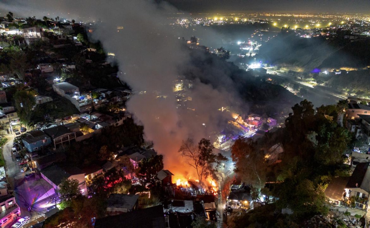 El siniestro movilizó a diversas estaciones de la Dirección de Bomberos de Tijuana.