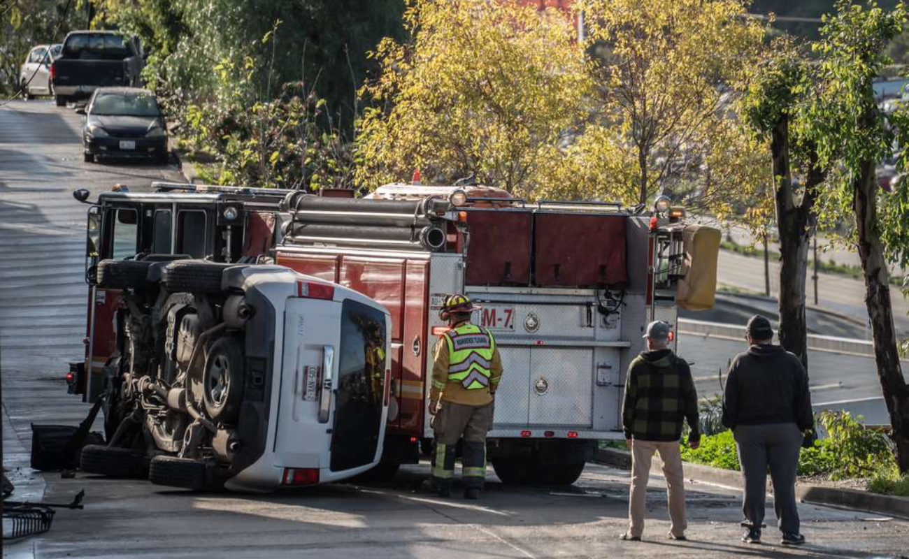 Vuelca vehículo en la colonia Obrera; no se reportan lesionados