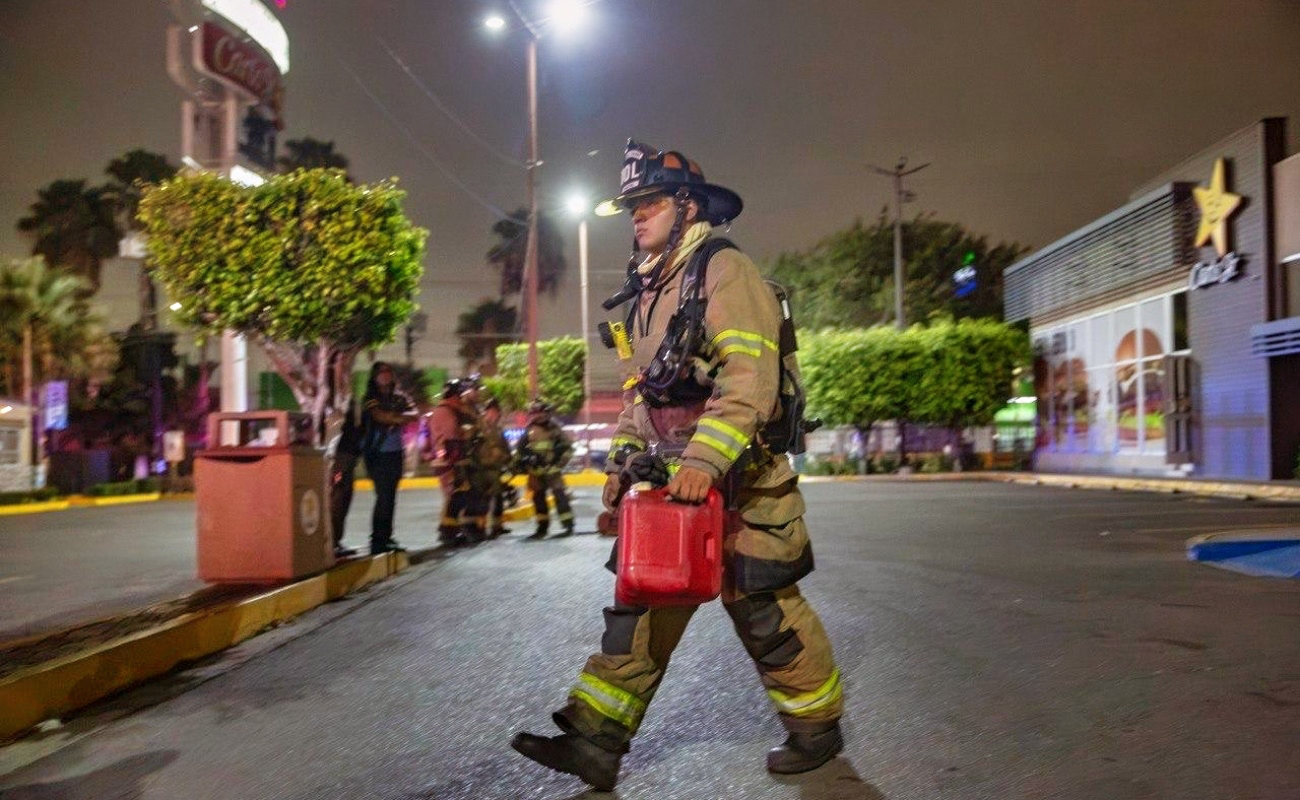 Incendio en cocina de Carl’s Jr. en Plaza Cedros