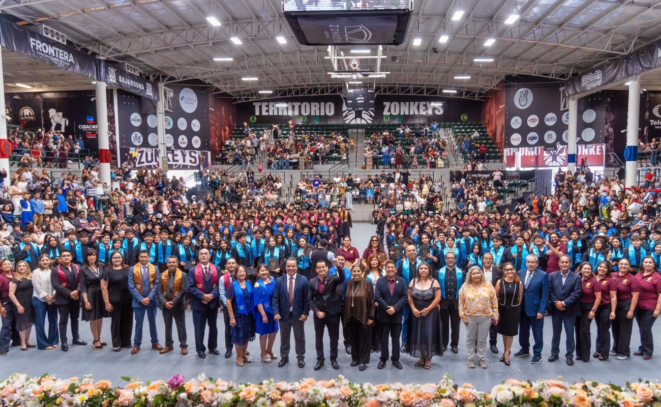 Acompaña alcalde Abdiel Gutiérrez a estudiantes de CBTis 146 en su ceremonia de graduación