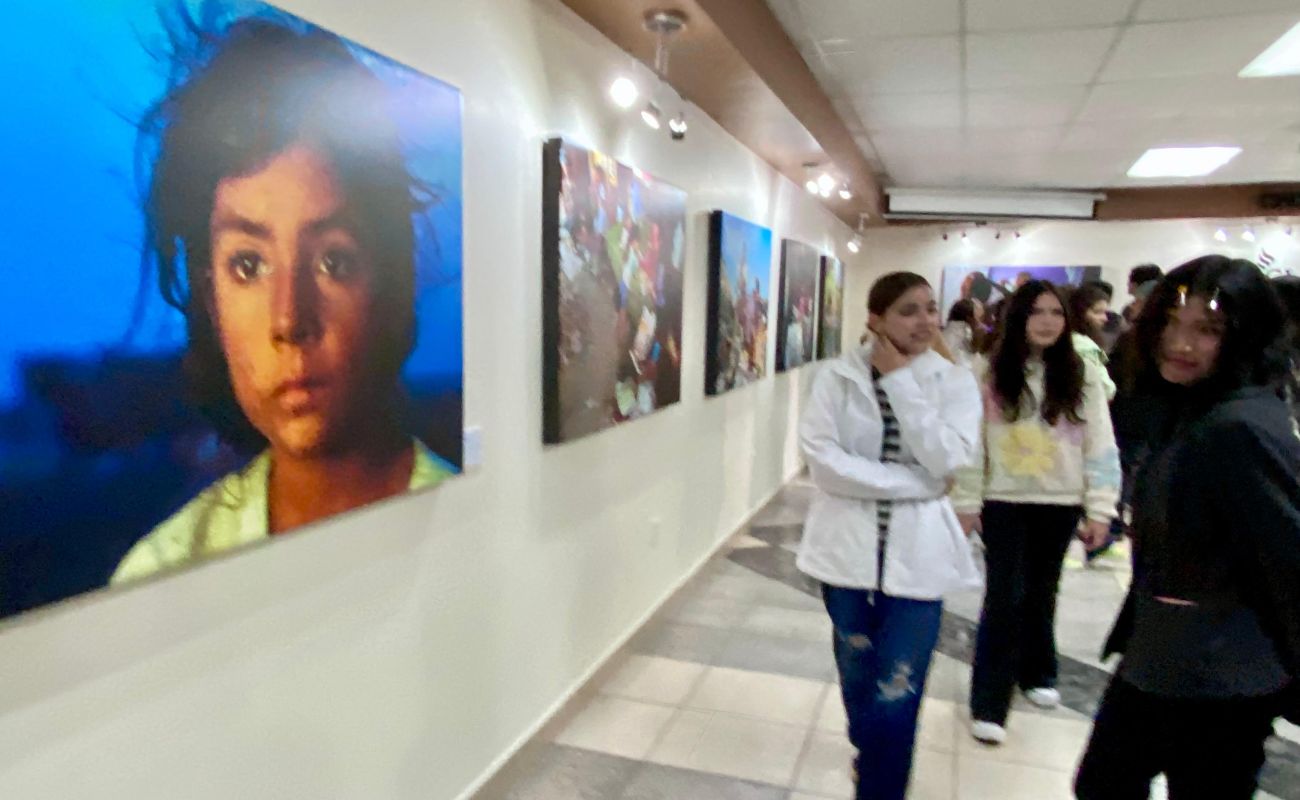 La muestra fotográfica invita a reflexionar sobre la migración y el entorno fronterizo, desde una mirada artística y social.