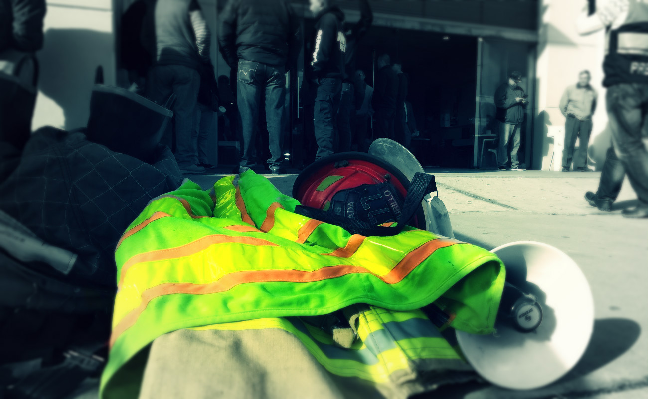 Hay protestas de bomberos, policías y sindicalizados en Ensenada por retraso en el pago de aguinaldos.