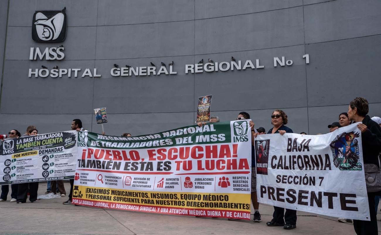 “Pueblo, escucha, también esta es tu lucha”: realizan tercera marcha de trabajadores del IMSS en Tijuana