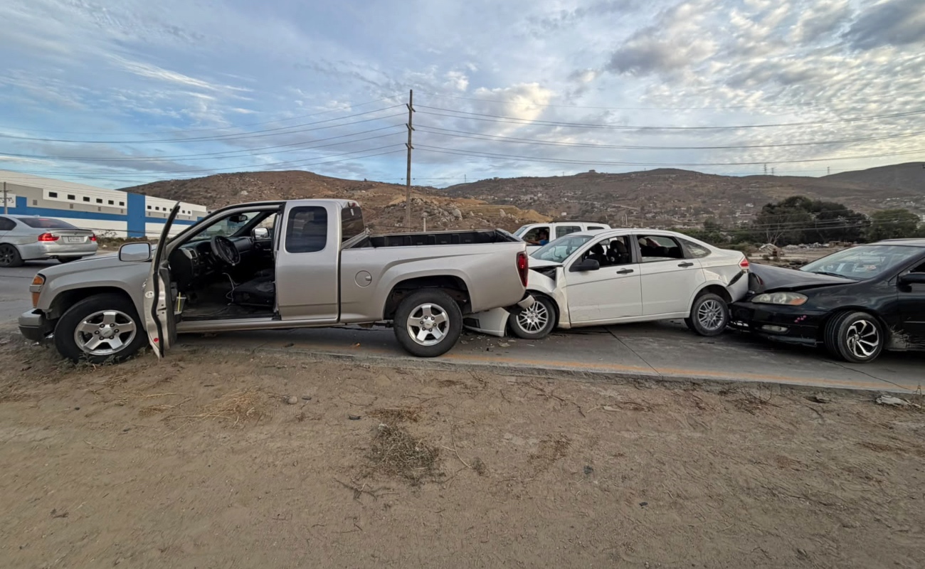 Carambola vehicular en el Bulevar 2000 deja al menos 27 personas lesionadas