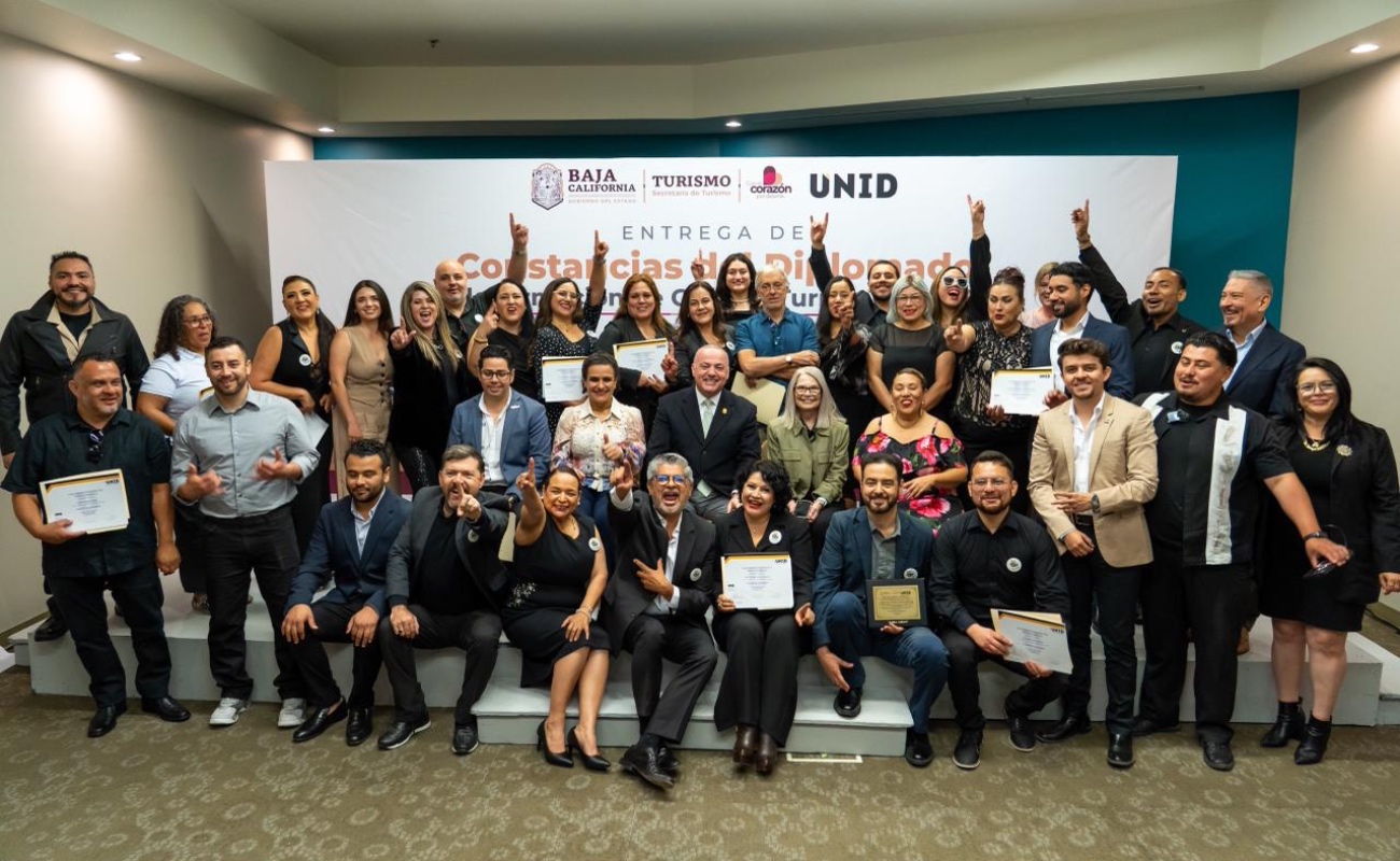 El secretario de Turismo de Baja California, Miguel Ángel Badiola, entregó constancias a 40 nuevos guías de turistas, formados en un diplomado de 510 horas.
