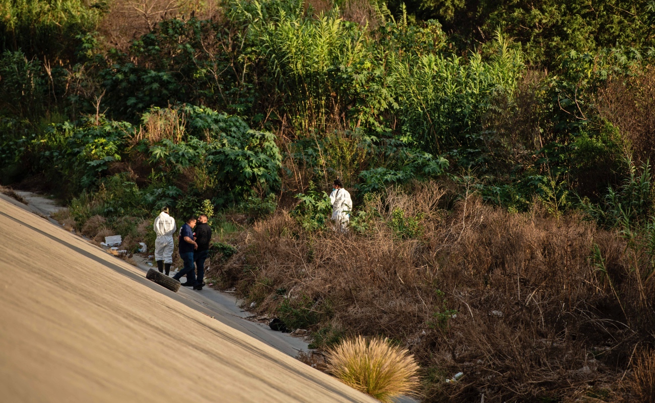 Hallan dos cuerpos maniatados en la canalización del Río Tijuana