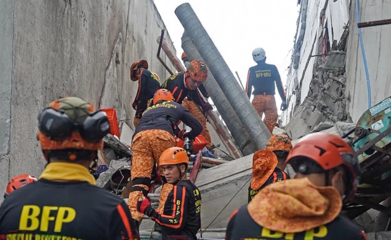 Rescatistas y voluntarios inspeccionan edificios dañados tras el terremoto que afectó el sur de Filipinas, mientras miles de personas permanecen en refugios temporales a la espera de ayuda humanitaria.