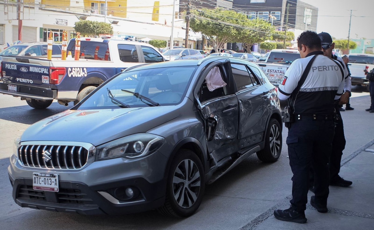 Choque vehicular en la colonia Las Américas deja una mujer lesionada; hay una unidad de la FESC involucrada
