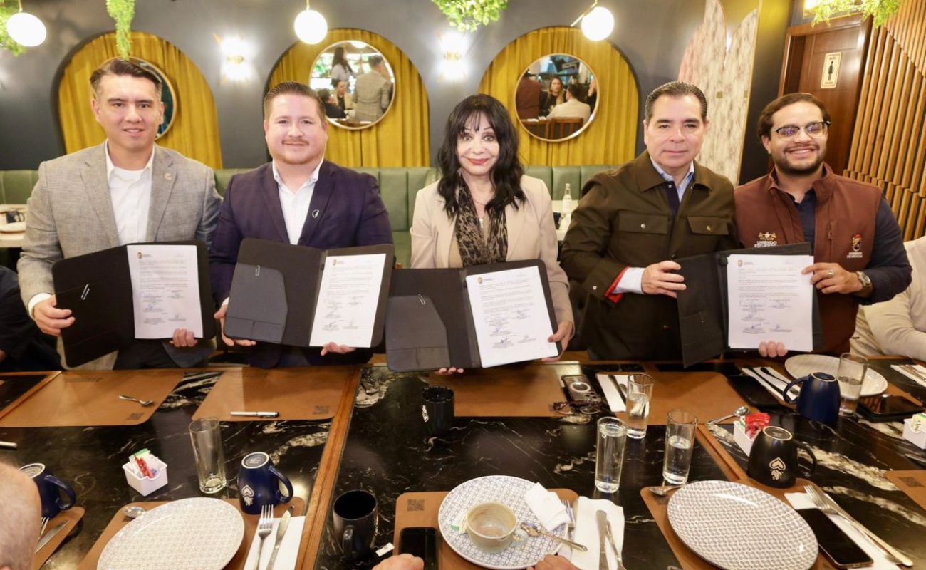 Acompañada de su equipo de trabajo, la alcaldesa de Mexicali destacó la importancia de este encuentro.