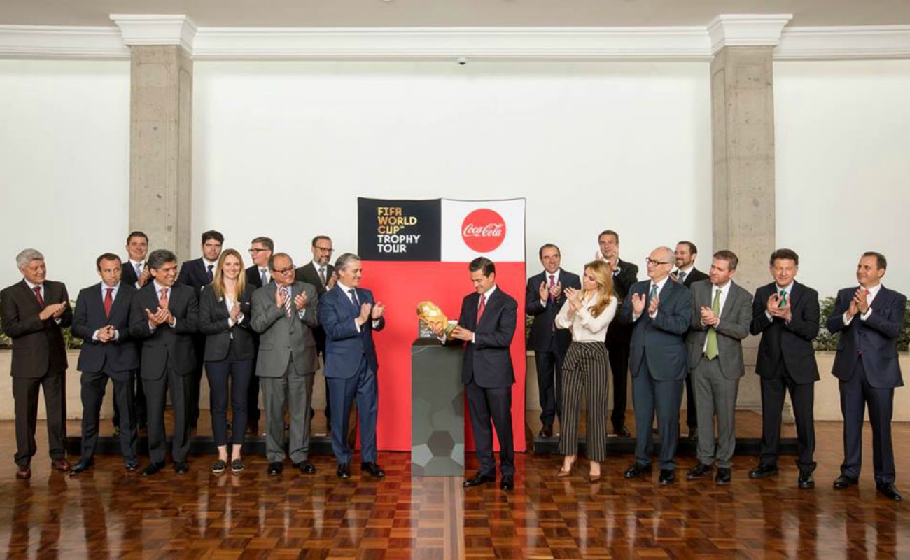 El Presidente no desperdició la oportunidad de cargar y posar el ansiado trofeo, del cual recibió una réplica en miniatura.