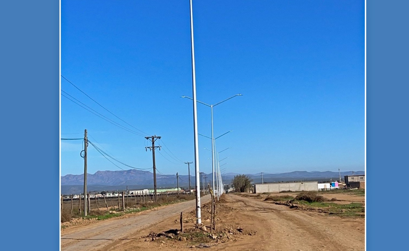 Se concluyó la instalación de alumbrado público en la avenida Benito Juárez, sección B, en el ejido Nuevo Mexicali.