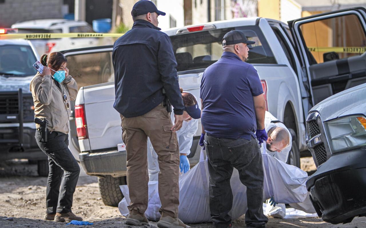 Hallan a dos hombres sin vida en un auto en la colonia Altiplano