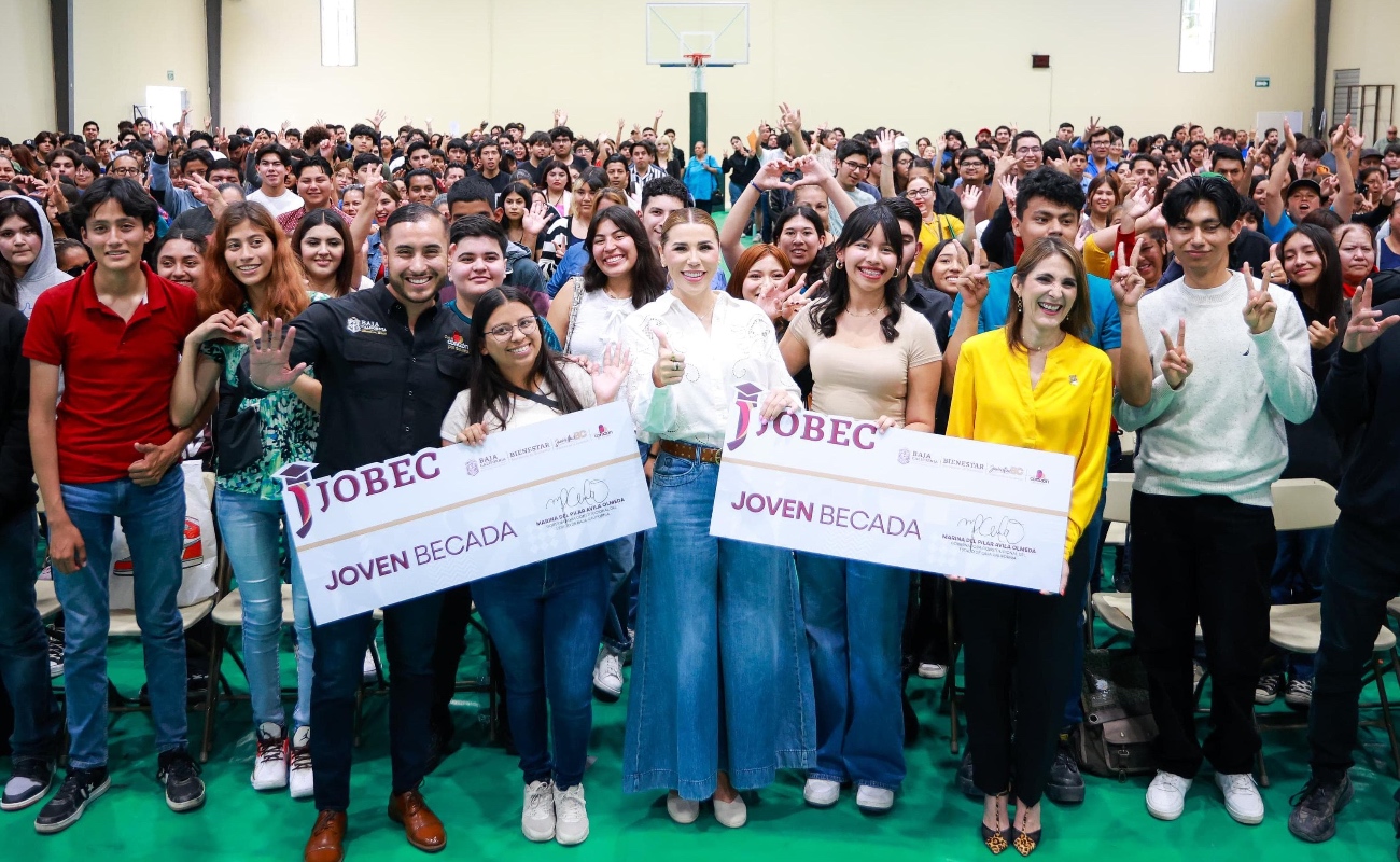 Más de 7 mil 800 jóvenes de preparatoria y universidad recibieron apoyos económicos como parte del programa “Jóvenes Becados”.