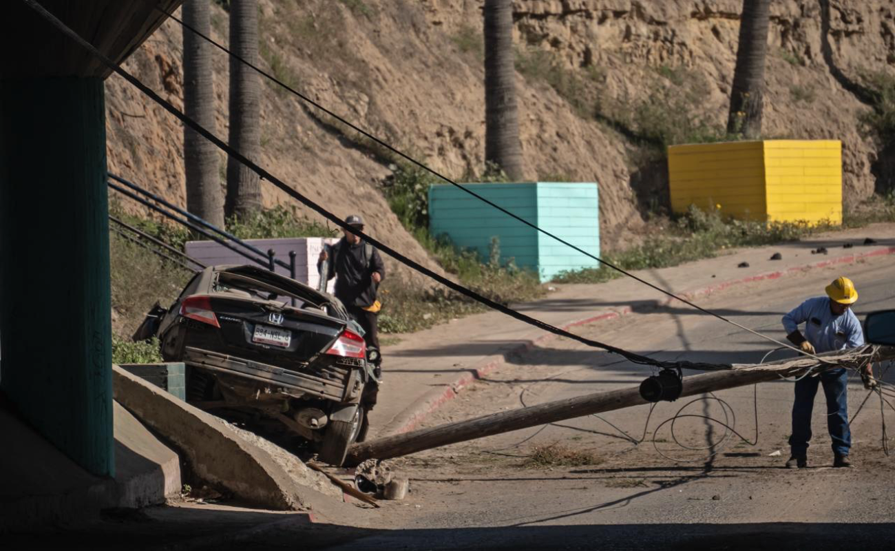 Fuerte accidente en la carretera escénica deja un hombre lesionado